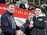 Massimo Indragoli premia Mattia Rocco capocannoniere del torneo