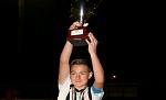 Capitano Margine alza la Coppa