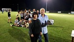 Merlini consegna una targa alla famiglia Bartolomei