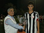 Merlini (delegato FIGC Lucca) premia il capitano Garbati del Margine