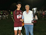 Merlini (delegato FIGC Lucca) consegna la Coppa al capitano Landi del Tau